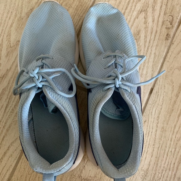 Nike Roche One Shoes - Picture 3 of 13